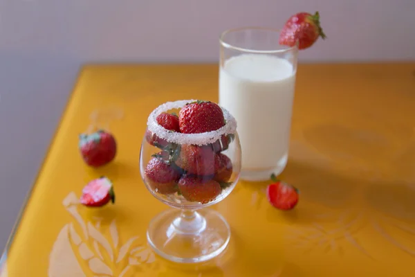 Fragola in un bicchiere di latte colazione frutta — Foto Stock